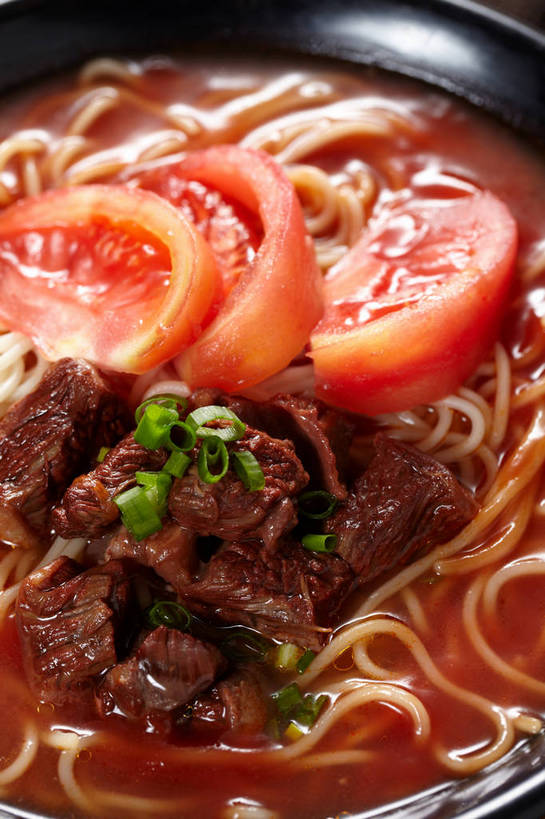 面食,面条,无人,竖图,俯视,室内,特写,白天,烹饪,中餐,餐桌,桌子,蔬菜,西红柿,新鲜,布料,陶瓷,面,肉,牛肉,料理,食品,陶瓷制品,布纹,菜肴,美食,肉类,桌布,食物,一个,餐巾,容器,台布,碗,中式,佳肴,牛肉面,有机食品,绿色食品,单个,餐台,中华料理,储藏,储存,肉食,洋柿子,柑仔蜜,番茄,臭柿,餐桌布,彩图,高角度拍摄,六月柿,贮存,喜报三元,shjb1,番茄牛肉面