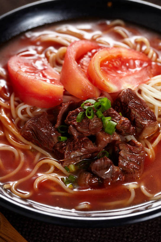 面食,面条,无人,竖图,俯视,室内,特写,白天,烹饪,中餐,餐桌,桌子,蔬菜,西红柿,新鲜,布料,陶瓷,面,肉,牛肉,料理,食品,陶瓷制品,布纹,菜肴,美食,肉类,桌布,食物,一个,餐巾,容器,台布,碗,中式,佳肴,牛肉面,有机食品,绿色食品,单个,餐台,中华料理,储藏,储存,肉食,洋柿子,柑仔蜜,番茄,臭柿,餐桌布,彩图,高角度拍摄,六月柿,贮存,喜报三元,shjb1,番茄牛肉面