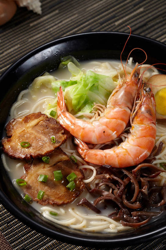 海鲜,面食,面条,无人,竖图,俯视,室内,特写,白天,烹饪,中餐,餐桌,桌子,贝壳,一堆,许多,切开,堆叠,堆积,布料,陶瓷,蛋,鸡蛋,面,肉,虾,料理,食品,陶瓷制品,半个,很多,布纹,叉烧,拉面,卤蛋,水产,猪肉,菜肴,美食,肉类,海洋生物,桌布,食物,一个,餐巾,容器,台布,碗,切,一半,中式,佳肴,对虾,单个,餐台,中华料理,储藏,堆,储存,水生动物,海产品,水生物,剖面,肉食,海底动物,切面,豚肉,卵,贝类外壳,海螺壳,软体动物外壳,餐桌布,彩图,高角度拍摄,鸡卵,鸡子,贮存,海鲜拉面,shjb1