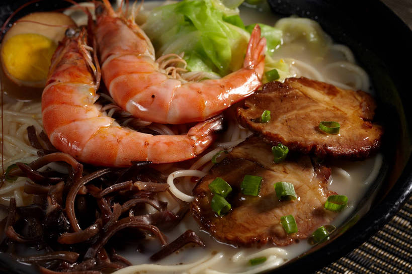 海鲜,面食,面条,无人,横图,俯视,室内,特写,白天,烹饪,中餐,餐桌,桌子,一堆,许多,切开,堆叠,堆积,朦胧,模糊,布料,陶瓷,蛋,鸡蛋,面,肉,虾,料理,食品,陶瓷制品,半个,很多,布纹,叉烧,拉面,卤蛋,水产,猪肉,菜肴,美食,肉类,海洋生物,桌布,食物,一个,餐巾,容器,台布,碗,切,一半,中式,佳肴,对虾,单个,餐台,中华料理,储藏,堆,储存,水生动物,海产品,水生物,剖面,肉食,海底动物,切面,豚肉,卵,餐桌布,彩图,高角度拍摄,鸡卵,鸡子,贮存,海鲜拉面,shjb1