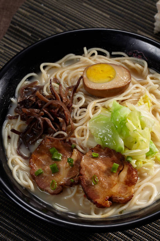 面食,面条,无人,竖图,俯视,室内,特写,白天,烹饪,中餐,餐桌,桌子,蔬菜,椰菜,卷心菜,一堆,许多,切开,堆叠,堆积,新鲜,布料,陶瓷,葱,青葱,蛋,鸡蛋,面,肉,料理,食品,陶瓷制品,半个,很多,布纹,叉烧,拉面,卤蛋,猪肉,菜肴,美食,肉类,桌布,食物,一个,餐巾,容器,台布,碗,切,一半,中式,甘蓝,佳肴,有机食品,绿色食品,单个,餐台,中华料理,储藏,堆,储存,剖面,肉食,切面,豚肉,卵,甘蓝菜,结球甘蓝,甘兰,包心菜,餐桌布,彩图,高角度拍摄,圆白菜,鸡卵,鸡子,贮存,shjb1,叉烧拉面