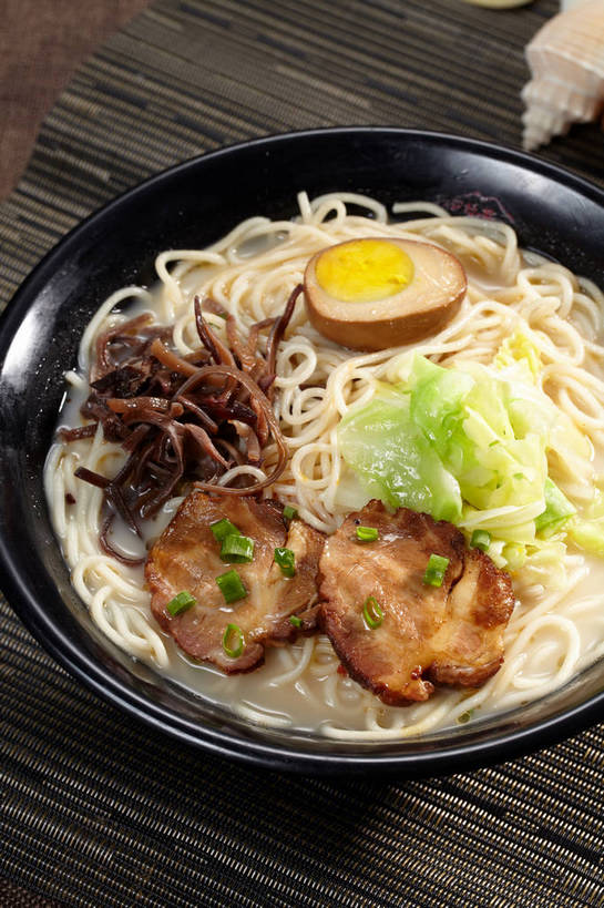 面食,面条,无人,竖图,俯视,室内,特写,白天,烹饪,中餐,餐桌,桌子,蔬菜,椰菜,卷心菜,一堆,许多,切开,堆叠,堆积,新鲜,布料,陶瓷,葱,青葱,蛋,鸡蛋,面,肉,料理,食品,陶瓷制品,海螺,半个,很多,布纹,叉烧,拉面,卤蛋,猪肉,菜肴,美食,肉类,海洋生物,桌布,食物,一个,餐巾,容器,台布,碗,切,一半,中式,甘蓝,佳肴,有机食品,绿色食品,单个,餐台,中华料理,储藏,堆,软体动物,峨螺,储存,水生动物,水生物,剖面,肉食,海底动物,切面,豚肉,卵,甘蓝菜,结球甘蓝,甘兰,包心菜,餐桌布,彩图,高角度拍摄,圆白菜,鸡卵,鸡子,贮存,shjb1,叉烧拉面