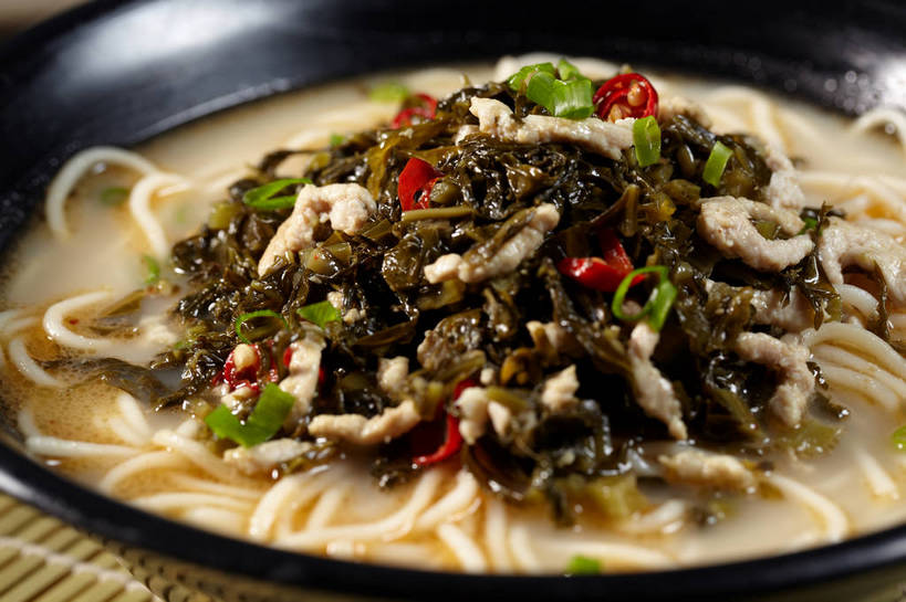 面食,面条,无人,横图,俯视,室内,特写,白天,烹饪,中餐,餐桌,桌子,辣椒,一堆,许多,堆叠,堆积,竹制,布料,陶瓷,面,肉,料理,食品,陶瓷制品,很多,布纹,猪肉,雪菜肉丝面,雪菜,菜肴,美食,肉类,桌布,食物,一个,黑色,餐巾,容器,垫子,台布,碗,中式,佳肴,单个,餐台,中华料理,储藏,堆,竹制品,储存,肉食,辣角,红海椒,大椒,辣虎,广椒,豚肉,雪里红,辣子,红辣椒,海椒,番椒,餐桌布,彩图,高角度拍摄,雪里蕻,贮存,shjb1