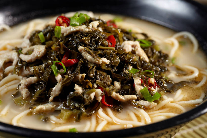 面食,面条,无人,横图,俯视,室内,特写,白天,烹饪,中餐,餐桌,桌子,辣椒,一堆,许多,堆叠,堆积,竹制,布料,陶瓷,面,肉,料理,食品,陶瓷制品,很多,布纹,猪肉,雪菜肉丝面,雪菜,菜肴,美食,肉类,桌布,食物,一个,黑色,餐巾,容器,垫子,台布,碗,中式,佳肴,单个,餐台,中华料理,储藏,堆,竹制品,储存,肉食,辣角,红海椒,大椒,辣虎,广椒,豚肉,雪里红,辣子,红辣椒,海椒,番椒,餐桌布,彩图,高角度拍摄,雪里蕻,贮存,shjb1