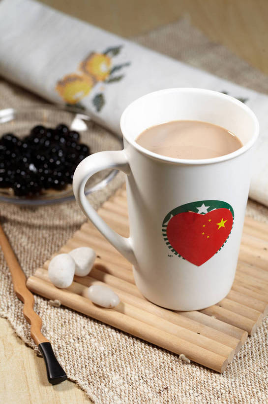 无人,竖图,俯视,室内,特写,白天,石头,餐桌,桌子,杯子,餐具,旗帜,国旗,玻璃,阴影,竹制,装饰,反射,布料,碟子,盘,石子,影子,珍珠,陶瓷,奶茶,陶瓷制品,饮品,一杯,布纹,五星红旗,玻璃制品,桌布,饮料,一个,盘子,餐巾,马克杯,水杯,垫子,碟,台布,鹅卵石,搅拌棒,遮,遮掩,单个,餐台,华丽,修饰,点缀,掩盖,竹制品,遮挡,可口,按摩石,中国国旗,遮盖,衬托,美观,雅致,雅观,掩饰,适口,旗,石块,搅棒,餐桌布,彩图,高角度拍摄,红地五星旗,中华人民共和国国旗,波霸奶茶,珍珠奶茶,shjb1