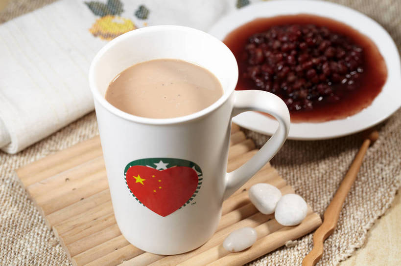 无人,横图,俯视,室内,特写,白天,爱情,石头,餐桌,桌子,杯子,餐具,旗帜,国旗,玻璃,阴影,竹制,装饰,反射,布料,碟子,盘,石子,影子,陶瓷,红豆,奶茶,红豆沙,相思豆,陶瓷制品,饮品,一杯,布纹,五星红旗,玻璃制品,桌布,饮料,三个,一个,盘子,餐巾,马克杯,水杯,垫子,碟,台布,鹅卵石,搅拌棒,遮,遮掩,冬青,单个,餐台,华丽,修饰,点缀,掩盖,竹制品,遮挡,可口,按摩石,中国国旗,豆沙,遮盖,相思,衬托,美观,雅致,雅观,掩饰,适口,旗,石块,搅棒,餐桌布,彩图,高角度拍摄,红地五星旗,中华人民共和国国旗,豆蓉,红豆泥,shjb1,红豆奶茶