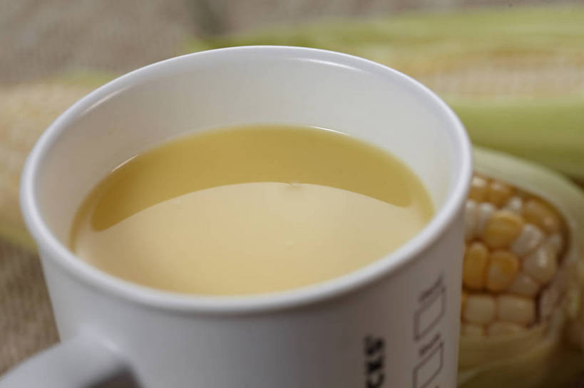 无人,横图,俯视,室内,特写,白天,玉米,餐桌,桌子,蔬菜,杯子,阴影,朦胧,模糊,新鲜,反射,棒子,布料,影子,陶瓷,玉蜀黍,食品,陶瓷制品,饮品,一杯,布纹,蔬菜汁,桌布,食物,饮料,两个,一个,餐巾,马克杯,水杯,台布,有机食品,绿色食品,单个,餐台,苞米,可口,苞芦,苞谷,包谷,大蜀黍,番麦,薏米包,玉高粱,玉麦,珍珠米,适口,餐桌布,彩图,高角度拍摄,玉米汁,shjb1