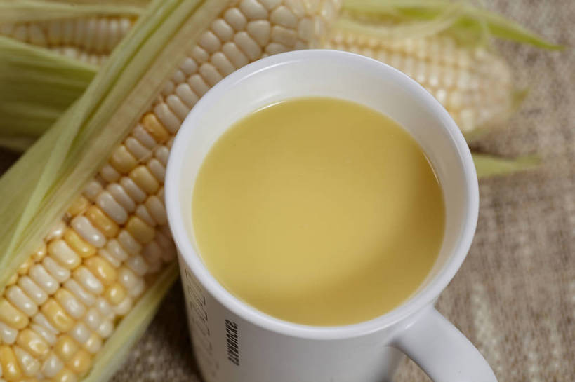 无人,横图,俯视,室内,特写,白天,玉米,餐桌,桌子,蔬菜,杯子,阴影,新鲜,反射,棒子,布料,影子,陶瓷,玉蜀黍,食品,陶瓷制品,饮品,一杯,布纹,蔬菜汁,桌布,食物,饮料,两个,一个,餐巾,马克杯,水杯,台布,有机食品,绿色食品,单个,餐台,苞米,可口,苞芦,苞谷,包谷,大蜀黍,番麦,薏米包,玉高粱,玉麦,珍珠米,适口,餐桌布,彩图,高角度拍摄,玉米汁,shjb1