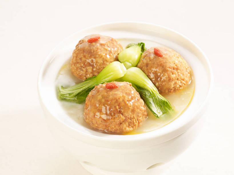 无人,横图,俯视,室内,特写,白天,烹饪,中餐,植物,餐桌,桌子,蔬菜,叶子,新鲜,陶瓷,青菜,肉,料理,食品,果实,绿叶,草药,药草,陶瓷制品,丸子,猪肉,菜肴,美食,肉类,肉丸,中药,食物,排列,三个,一个,红色,白色,容器,碗,中式,嫩叶,佳肴,有机食品,绿色食品,单个,餐台,中华料理,储藏,枸杞子,枸杞,储存,小白菜,药材,中草药,狮子头,肉食,豚肉,中药材,本草,苟起子,枸杞豆,枸杞果,血杞子,摆列,不结球白菜,叶,叶片,彩图,高角度拍摄,布列,分列,贮存,淮扬菜,扬州菜肴,shjb1,清炖狮子头