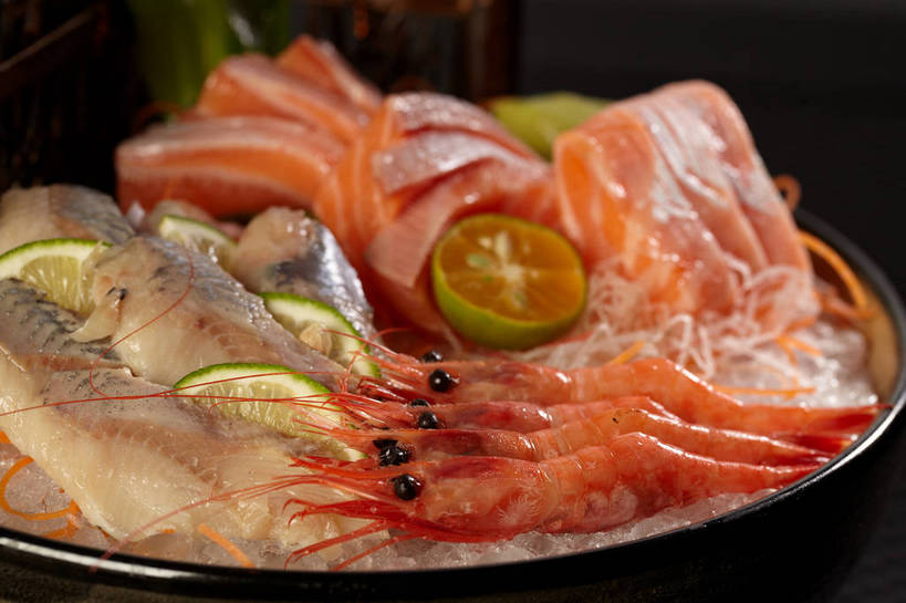 海鲜,生鱼片,无人,横图,俯视,室内,特写,白天,烹饪,餐桌,桌子,柠檬,餐具,水果,四只,一排,切开,新鲜,整齐,碟子,盘,冰,肉,生食,虾,鱼肉,日本料理,鱼片,冰块,料理,食品,果实,冷冻,水产,菜肴,美食,肉类,海洋生物,食物,排列,一个,红色,盘子,碟,日式料理,切,日式,寒冷,佳肴,有机食品,绿色食品,冷藏,单个,餐台,青柠,莱姆,冰冷,队列,水生动物,海产品,水生物,剖面,肉食,海底动物,切面,沙西米,保鲜,益母果,柠果,彩图,高角度拍摄,刺身,莱檬,shjb1