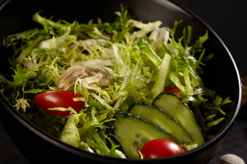 无人,横图,俯视,室内,特写,白天,烹饪,西餐,黄瓜,蔬菜,西红柿,小番茄,切开,新鲜,陶瓷,调料,酱料,酱汁,蔬菜沙拉,佐料,沙拉,料理,食品,蓬蒿,陶瓷制品,调味品,调味料,色拉,酱,沙拉酱,沙律,菜肴,美食,食物,一个,红色,绿色,黑色,容器,碗,切,西式,佳肴,有机食品,绿色食品,单个,色拉酱,储藏,储存,剖面,切面,茼蒿,春菊,茼蒿菜,小西红柿,樱桃小番茄,珍珠小番茄,樱桃番茄,圣女果,青瓜,胡瓜,番茄,彩图,高角度拍摄,贮存,shjb1