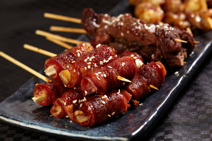 无人,横图,俯视,室内,特写,白天,烹饪,烧烤,餐桌,桌子,餐具,一堆,许多,堆叠,堆积,朦胧,模糊,碟子,盘,调料,酱料,酱汁,肉,芝麻,佐料,料理,食品,调味品,很多,调味料,培根,猪肉,酱,菜肴,美食,肉类,竹签,食物,一个,白色,盘子,碟,白芝麻,佳肴,单个,餐台,堆,豚肉,取食签,脂麻,胡麻,白麻,巨胜子,油麻,彩图,高角度拍摄,烟肉,腌熏,培根卷,shjb1