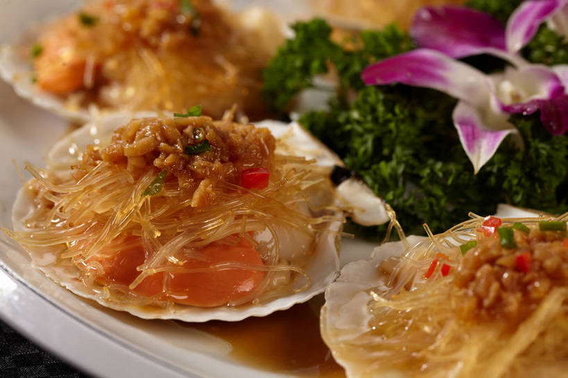 海鲜,面食,面条,无人,横图,俯视,室内,特写,白天,烹饪,中餐,餐桌,桌子,蔬菜,蒜,贝壳,新鲜,盛开,香菜,调料,酱料,酱汁,面,佐料,料理,食品,石斛,调味品,扇贝,调味料,蒜头,花蕾,粉丝,水产,酱,菜肴,美食,海洋生物,花,花瓣,花朵,鲜花,食物,排列,三个,一朵,紫色,花苞,花蕊,中式,佳肴,有机食品,绿色食品,餐台,中华料理,高雅,水生动物,海产品,水生物,海底动物,蒜蓉,胡菜,香荽,原荽,园荽,芫荽,石斛兰,金钗石斛,胡荽,莞荽,芫茜,芫蓿,莚葛草,莚荽菜,摆列,淡泊,花中君子,胡蒜,广东菜,粤菜,冬粉,兰花,贝类外壳,软体动物外壳,大蒜,彩图,高角度拍摄,布列,分列,shjb1,蒜蓉粉丝扇贝,蒜蓉粉丝蒸扇贝