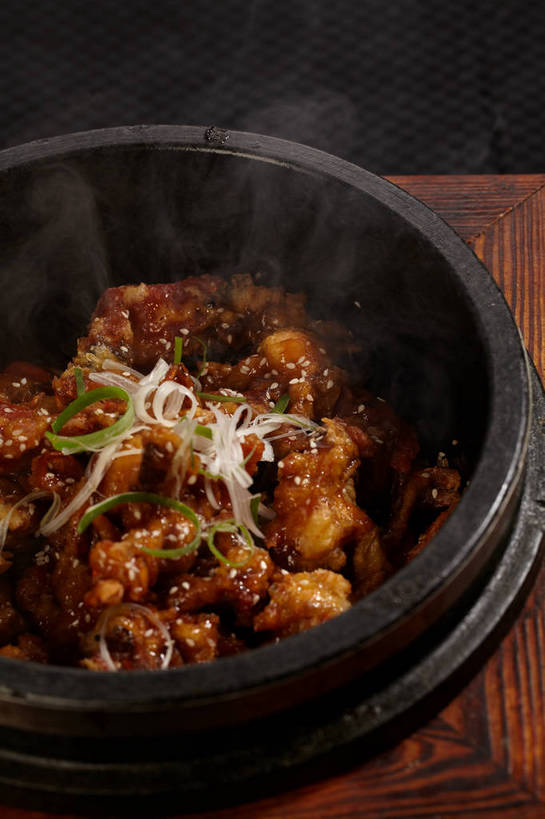 骨骼,无人,竖图,俯视,室内,特写,白天,烹饪,中餐,雾,桌面,桌子,蔬菜,厨具,切开,沸腾,新鲜,木制,蒸汽,锅子,石锅,木桌,葱,青葱,排骨,肉,料理,食品,骨头,水蒸气,锅,猪肉,菜肴,美食,肉类,食物,绿色,白色,黑色,木制品,切,中式,佳肴,有机食品,绿色食品,单个,锅具,中华料理,骨架,小排,剖面,肉食,糖醋排骨,烹饪用具,切面,豚肉,蒸发,烹调用具,烹调,彩图,高角度拍摄,酸甜,糖醋菜,木桌子,shjb1