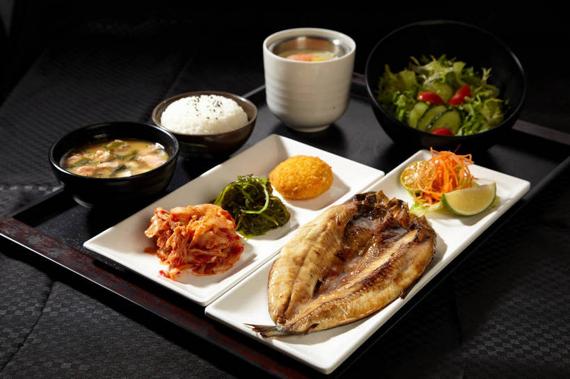 点心,海鲜,米饭,泡菜,无人,横图,俯视,室内,特写,白天,烹饪,西餐,餐桌,桌子,柠檬,萝卜,胡萝卜,黄瓜,蔬菜,西红柿,小番茄,餐具,水果,许多,切开,新鲜,鱼,碟子,盘,陶瓷,生菜,莴苣,调料,海带,酱料,酱汁,生食,蔬菜沙拉,汤,芝麻,佐料,日本料理,沙拉,料理,食品,面点,果实,陶瓷制品,饭,调味品,很多,鲭鱼,调味料,酱菜,色拉,水产,酱,沙拉酱,沙律,菜肴,美食,鱼类,海洋生物,食物,腌制,排列,一个,黑色,盘子,容器,碟,碗,日式料理,切,日式,中式,西式,佳肴,有机食品,绿色食品,单个,餐台,色拉酱,储藏,青柠,花池鱼,花鲱,花鳀,青花鱼,鲐鲅鱼,油胴鱼,黑芝麻,五谷,莱姆,储存,水生动物,海产品,黄萝卜,番萝卜,水生物,剖面,南瓜饼,海底动物,腌渍,切面,韩国泡菜,脂麻,胡麻,白麻,巨胜子,春菜,鹅仔菜,莴仔菜,千金菜,油麻,江白菜,叶用莴苣,摆列,羹汤,小西红柿,樱桃小番茄,珍珠小番茄,益母果,柠果,樱桃番茄,圣女果,青瓜,胡瓜,红萝卜,甘荀,番茄,彩图,高角度拍摄,丁香萝卜,胡芦菔金,金笋,布列,分列,贮存,莱檬,shjb1,盐烤青花鱼