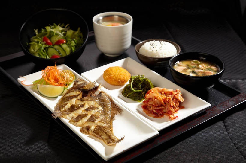 点心,米饭,泡菜,无人,横图,俯视,室内,特写,白天,烹饪,烧烤,西餐,餐桌,桌子,柠檬,萝卜,胡萝卜,黄瓜,蔬菜,西红柿,小番茄,餐具,水果,许多,切开,新鲜,碟子,盘,陶瓷,生菜,莴苣,调料,海带,酱料,酱汁,烤鱼,肉,生食,蔬菜沙拉,汤,鱼肉,芝麻,佐料,日本料理,沙拉,料理,食品,面点,果实,陶瓷制品,饭,调味品,很多,调味料,酱菜,色拉,酱,沙拉酱,沙律,菜肴,美食,肉类,食物,腌制,排列,一个,黑色,盘子,容器,碟,碗,日式料理,切,日式,中式,西式,佳肴,有机食品,绿色食品,单个,餐台,色拉酱,储藏,青柠,黑芝麻,五谷,莱姆,储存,黄萝卜,番萝卜,剖面,南瓜饼,肉食,腌渍,切面,韩国泡菜,脂麻,胡麻,白麻,巨胜子,春菜,鹅仔菜,莴仔菜,千金菜,油麻,江白菜,叶用莴苣,摆列,羹汤,小西红柿,樱桃小番茄,珍珠小番茄,益母果,柠果,樱桃番茄,圣女果,青瓜,胡瓜,红萝卜,甘荀,番茄,彩图,高角度拍摄,丁香萝卜,胡芦菔金,金笋,布列,分列,贮存,莱檬,shjb1,日式烤鱼