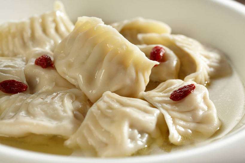 面食,无人,横图,俯视,室内,特写,白天,中餐,植物,一堆,许多,堆叠,堆积,朦胧,模糊,陶瓷,汤,料理,食品,饺子,面点,果实,草药,药草,陶瓷制品,很多,小吃,中药,食物,一个,红色,白色,容器,碗,中式,单个,储藏,堆,枸杞子,枸杞,储存,药材,中草药,水饺,中药材,本草,苟起子,枸杞豆,枸杞果,血杞子,四粒,羹汤,彩图,高角度拍摄,贮存,shjb1