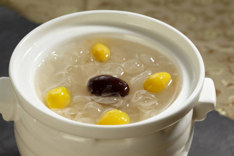 点心,无人,横图,俯视,室内,特写,白天,烹饪,餐桌,桌子,厨具,阴影,反射,炖锅,锅子,影子,陶瓷,菌菇,莲子,汤,料理,食品,陶瓷制品,菌类,锅,羹,木耳,菜肴,美食,食物,一个,黄色,红色,白色,中式,枣,食用菌,红枣,佳肴,单个,餐台,锅具,白木耳,银耳,真菌,枣子,烹饪用具,莲米,莲肉,莲实,雪耳,白耳,大枣,烹调用具,烹调,彩图,高角度拍摄,莲子羹,银耳羹,银耳莲子羹,shjb1