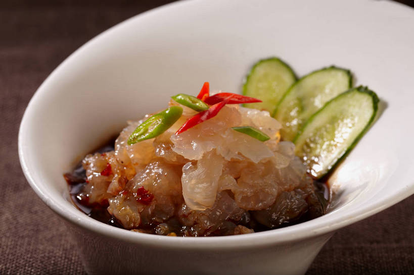 无人,横图,俯视,室内,特写,白天,烹饪,中餐,餐桌,桌子,黄瓜,辣椒,蔬菜,一堆,许多,切开,堆叠,堆积,新鲜,陶瓷,调料,料理,食品,陶瓷制品,调味品,很多,调味料,酱油,冷盘,菜肴,美食,食物,一个,红色,绿色,容器,碗,切,中式,冷菜,凉拌海蜇头,凉菜,佳肴,有机食品,绿色食品,单个,餐台,中华料理,储藏,堆,储存,剖面,海蜇头,切面,辣角,红海椒,大椒,辣虎,广椒,豉油,本帮菜,沪菜,上海菜,青瓜,辣子,胡瓜,红辣椒,海椒,番椒,彩图,高角度拍摄,贮存,shjb1