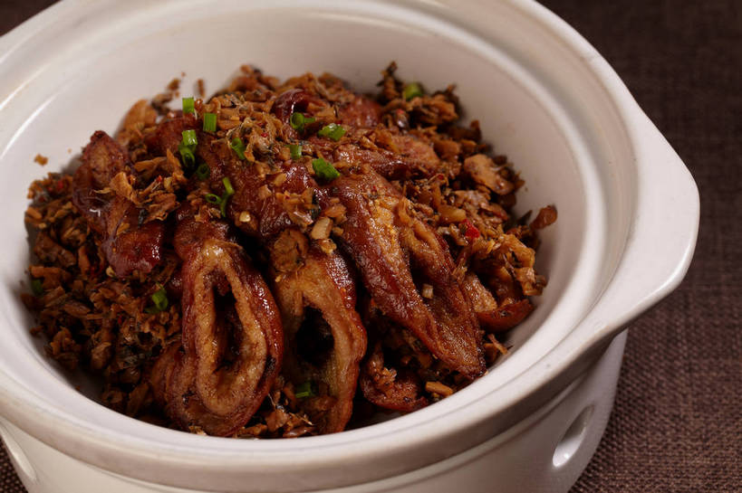 内脏,肠,无人,横图,俯视,室内,特写,白天,烹饪,中餐,餐桌,桌子,辣椒,蔬菜,厨具,金属制品,切开,新鲜,金属,炖锅,锅子,葱,青葱,料理,食品,锅,猪大肠,菜肴,美食,食物,一个,绿色,白色,切,中式,佳肴,有机食品,绿色食品,单个,餐台,锅具,中华料理,肠子,剖面,烹饪用具,切面,辣角,红海椒,大椒,辣虎,广椒,烹调用具,辣子,红辣椒,海椒,番椒,烹调,彩图,高角度拍摄,猪肠,shjb1,麻辣肥肠煲