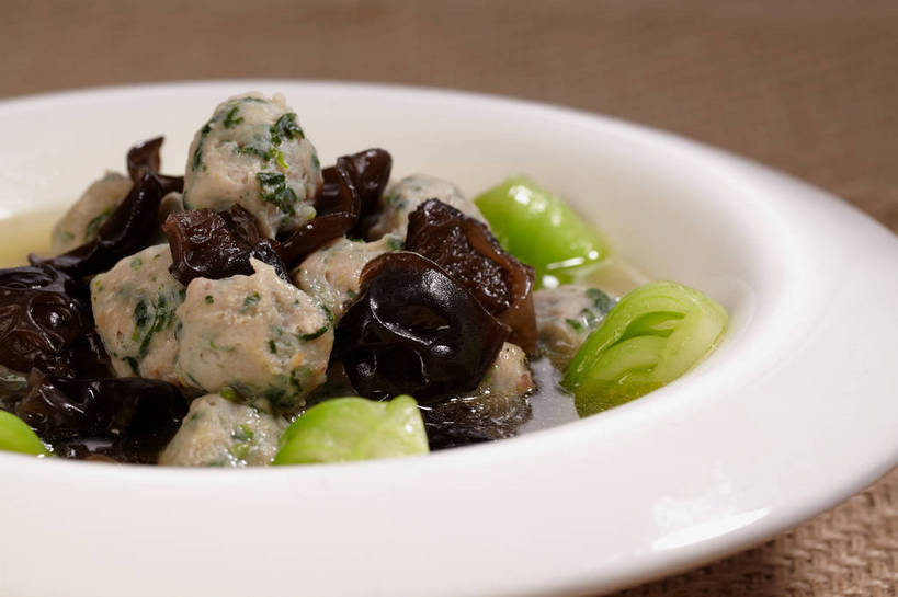 无人,横图,俯视,室内,特写,白天,餐桌,桌子,蔬菜,叶子,一堆,许多,切开,阴影,堆叠,堆积,朦胧,模糊,新鲜,反射,影子,陶瓷,菌菇,青菜,肉,绿叶,陶瓷制品,丸子,很多,菌类,木耳,肉类,肉丸,一个,绿色,容器,碗,切,嫩叶,食用菌,有机食品,绿色食品,单个,餐台,肉圆,储藏,堆,黑木耳,真菌,储存,小白菜,剖面,肉食,切面,不结球白菜,光木耳,叶,叶片,彩图,高角度拍摄,贮存,shjb1