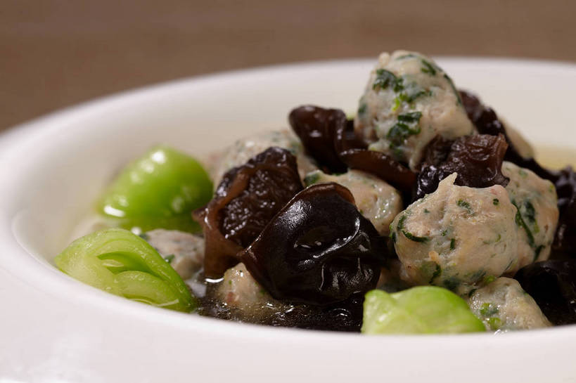 无人,横图,俯视,室内,特写,白天,餐桌,桌子,蔬菜,叶子,一堆,许多,切开,堆叠,堆积,朦胧,模糊,新鲜,陶瓷,菌菇,青菜,肉,绿叶,陶瓷制品,丸子,很多,菌类,木耳,肉类,肉丸,一个,绿色,容器,碗,切,嫩叶,食用菌,有机食品,绿色食品,单个,餐台,肉圆,储藏,堆,黑木耳,真菌,储存,小白菜,剖面,肉食,切面,不结球白菜,光木耳,叶,叶片,彩图,高角度拍摄,贮存,shjb1