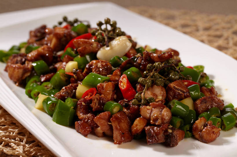 无人,横图,俯视,室内,特写,白天,烹饪,中餐,餐桌,桌子,辣椒,蔬菜,餐具,一堆,许多,堆叠,堆积,新鲜,碟子,盘,青椒,炒菜,调味,肉,香料,佐料,料理,食品,很多,菜肴,美食,肉类,食物,一个,红色,绿色,白色,盘子,碟,中式,佳肴,有机食品,绿色食品,单个,餐台,中华料理,堆,花椒,山椒,配料,肉食,辣角,红海椒,大椒,辣虎,广椒,作料,大花椒,狗椒,红花椒,青花椒,蜀椒,香椒,辣子,红辣椒,红椒,海椒,番椒,彩图,高角度拍摄,shjb1,白总管,藤椒,万花针,竹叶花椒,竹叶总管