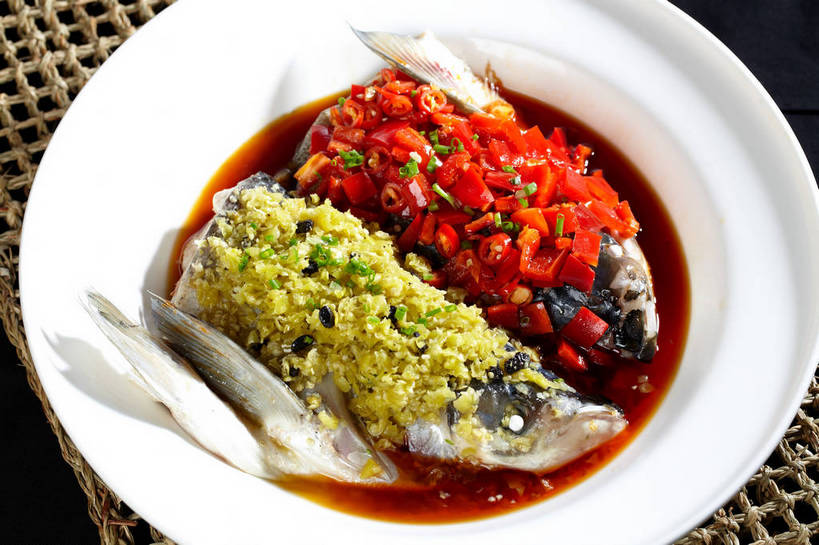 无人,横图,俯视,室内,特写,白天,烹饪,中餐,餐桌,桌子,辣椒,蔬菜,餐具,新鲜,碟子,盘,葱,青葱,调料,酱料,酱汁,肉,鱼肉,佐料,料理,食品,调味品,鱼头,调味料,剁椒,酱,菜肴,美食,肉类,食物,一个,红色,绿色,白色,盘子,碟,中式,佳肴,有机食品,绿色食品,单个,餐台,中华料理,肉食,辣角,红海椒,大椒,辣虎,广椒,辣子,红辣椒,海椒,番椒,彩图,高角度拍摄,剁辣椒,剁辣子,七星椒剁椒,七姊妹剁椒,坛子辣椒,shjb1,剁椒双色鱼头