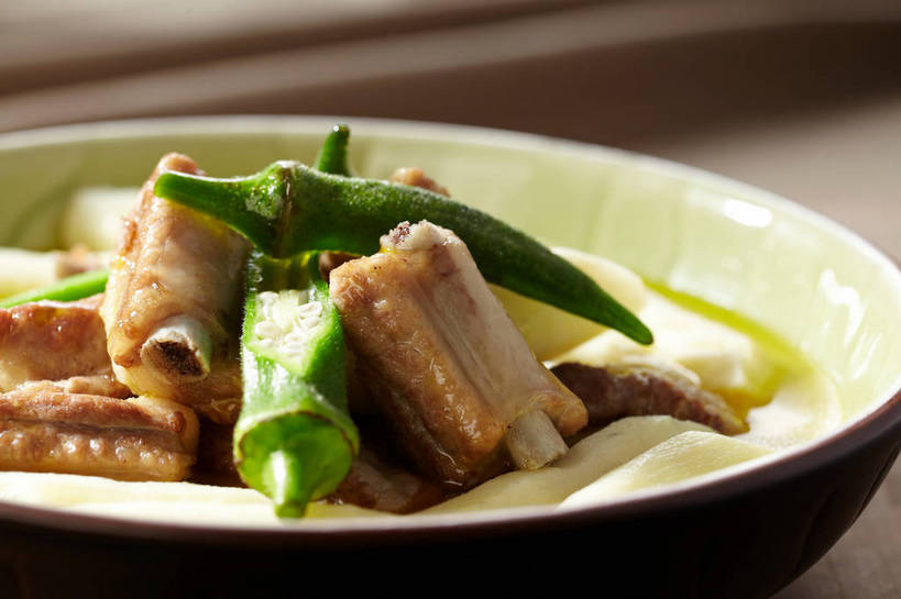 骨骼,无人,横图,俯视,室内,特写,白天,烹饪,中餐,餐桌,桌子,蔬菜,一堆,许多,堆叠,堆积,朦胧,模糊,新鲜,陶瓷,秋葵,排骨,肉,料理,食品,陶瓷制品,骨头,很多,猪肉,菜肴,美食,肉类,食物,一个,绿色,白色,容器,碗,中式,佳肴,有机食品,绿色食品,单个,餐台,中华料理,储藏,堆,骨架,储存,毛茄,羊角豆,小排,肉食,豚肉,黄秋葵,咖啡黄葵,彩图,高角度拍摄,羊角菜,贮存,shjb1