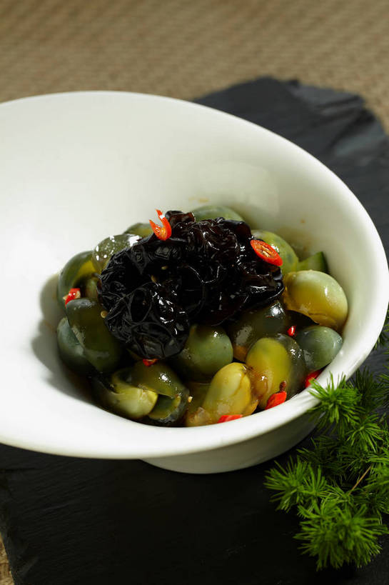 无人,竖图,俯视,室内,特写,白天,烹饪,中餐,餐桌,桌子,辣椒,蔬菜,餐具,叶子,一堆,许多,堆叠,堆积,新鲜,碟子,盘,陶瓷,菌菇,蛋,料理,食品,绿叶,陶瓷制品,很多,菌类,鸭蛋,皮蛋,小吃,木耳,菜肴,美食,食物,两个,白色,黑色,盘子,容器,碟,碗,中式,嫩叶,食用菌,佳肴,有机食品,绿色食品,餐台,中华料理,储藏,堆,黑木耳,真菌,储存,辣角,红海椒,大椒,辣虎,广椒,卵,鸭卵,光木耳,松花蛋,变蛋,叶,叶片,辣子,红辣椒,海椒,番椒,彩图,高角度拍摄,贮存,shjb1