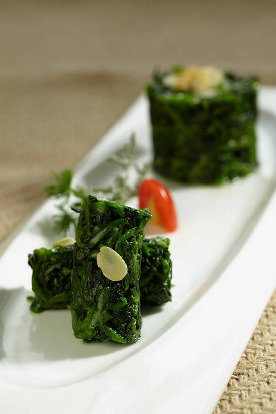 无人,竖图,俯视,室内,特写,白天,烹饪,中餐,餐桌,桌子,杏仁,蔬菜,西红柿,小番茄,餐具,叶子,切开,朦胧,模糊,新鲜,碟子,盘,蛋,料理,食品,坚果,果实,绿叶,鸭蛋,皮蛋,小吃,菜肴,美食,食物,一个,红色,绿色,白色,盘子,碟,干果,切,中式,嫩叶,佳肴,有机食品,绿色食品,单个,餐台,中华料理,剖面,切面,卵,鸭卵,松花蛋,变蛋,小西红柿,樱桃小番茄,珍珠小番茄,叶,叶片,杏子,杏梅仁,杏核仁,木落子,苦杏仁,樱桃番茄,圣女果,番茄,彩图,高角度拍摄,shjb1