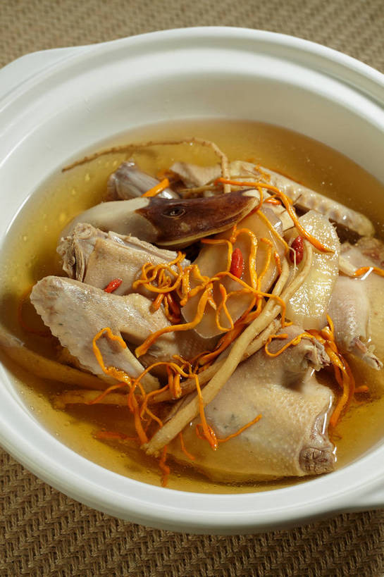 无人,竖图,俯视,室内,特写,白天,烹饪,中餐,植物,餐桌,桌子,人参,姜,蔬菜,切开,新鲜,陶瓷,肉,汤,料理,食品,果实,草药,药草,陶瓷制品,鸭肉,菜肴,美食,肉类,中药,食物,一个,白色,容器,碗,切,橙色,中式,佳肴,有机食品,绿色食品,单个,餐台,中华料理,储藏,枸杞子,枸杞,储存,止咳,药材,中草药,剖面,肉食,切面,中药材,本草,止痛,解毒,百尺杵,海腴,皱面还丹,人衔,苟起子,枸杞豆,枸杞果,血杞子,发汗,温肺,温胃,行气,止呕,百辣云,虫草,参,生姜,老姜,彩图,高角度拍摄,贮存,散寒,虫草菌,虫草花,shjb1,虫草花煲鸭汤,虫草花炖鸭汤,鸭汤