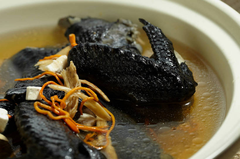 无人,横图,俯视,室内,特写,白天,烹饪,中餐,植物,餐桌,桌子,陶瓷,鸡肉,肉,汤,料理,食品,草药,药草,陶瓷制品,菜肴,美食,肉类,中药,食物,一个,白色,黑色,容器,碗,中式,佳肴,单个,餐台,中华料理,储藏,储存,药材,中草药,肉食,鸡汤,中药材,本草,虫草,彩图,高角度拍摄,贮存,虫草菌,虫草花,shjb1,虫草花炖鸡汤,虫草花鸡汤,虫草花乌鸡汤