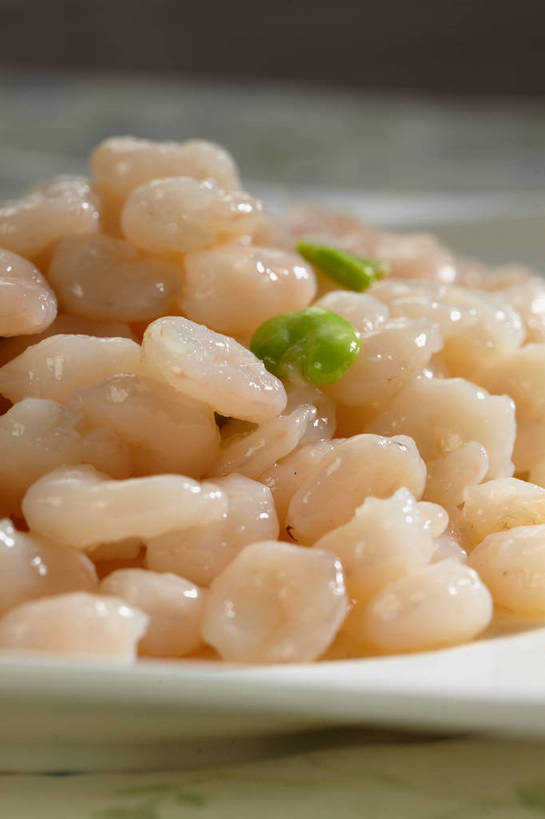 无人,竖图,俯视,室内,特写,白天,烹饪,中餐,植物,餐桌,桌子,蔬菜,餐具,一堆,许多,堆叠,堆积,朦胧,模糊,新鲜,碟子,盘,豆类,豆子,肉,虾仁,料理,食品,蚕豆,胡豆,佛豆,川豆,倭豆,罗汉豆,很多,菜肴,美食,肉类,食物,一个,绿色,盘子,碟,中式,佳肴,有机食品,绿色食品,单个,餐台,中华料理,堆,虾肉,肉食,豆科,本帮菜,沪菜,上海菜,彩图,高角度拍摄,shjb1,炒虾仁