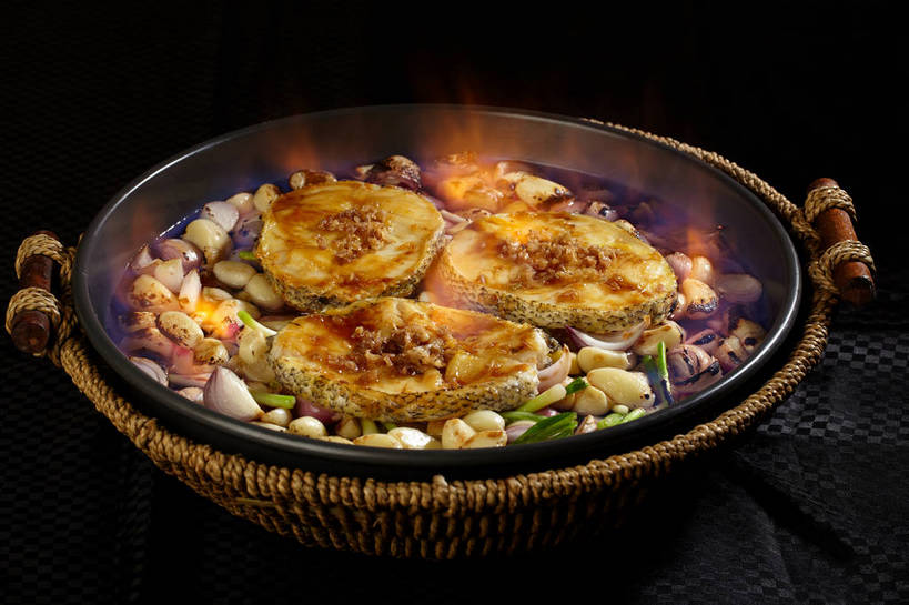 海鲜,无人,横图,俯视,室内,特写,白天,烹饪,中餐,热情,餐桌,桌子,蔬菜,蒜,洋葱,厨具,火,金属制品,一堆,许多,切开,堆叠,堆积,新鲜,金属,鱼,锅子,火焰,葱,青葱,肉,鱼肉,料理,食品,很多,燃烧,蒜头,锅,水产,干锅,菜肴,美食,肉类,鱼类,海洋生物,食物,一个,切,中式,佳肴,有机食品,绿色食品,单个,餐台,锅具,中华料理,堆,玉葱,水生动物,海产品,水生物,剖面,肉食,海底动物,鳕鱼,烹饪用具,切面,鳘鱼,胡蒜,荷兰葱,烹调用具,圆葱,洋葱头,球葱,大蒜,葱头,烹调,彩图,高角度拍摄,干锅菜,shjb1