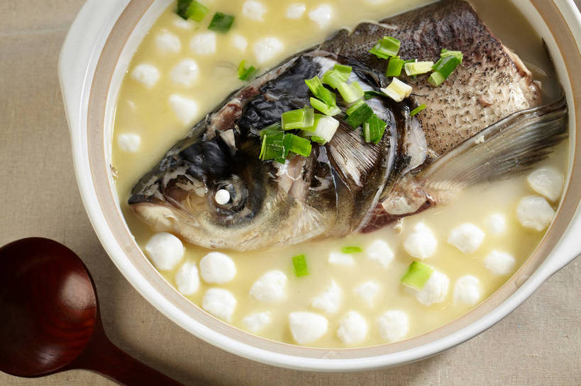 无人,横图,俯视,室内,特写,白天,烹饪,餐桌,桌子,蔬菜,许多,漂浮,新鲜,木制,勺子,陶瓷,葱,青葱,肉,汤,鱼肉,料理,食品,陶瓷制品,丸子,很多,鱼头,菜肴,美食,肉类,肉丸,鱼丸,食物,两个,绿色,白色,木制品,容器,调羹,汤匙,碗,佳肴,有机食品,绿色食品,餐台,储藏,漂流,储存,肉食,流浪,流落,流散,漂泊,飘泊,飘流,彩图,高角度拍摄,贮存,shjb1,鱼头汤