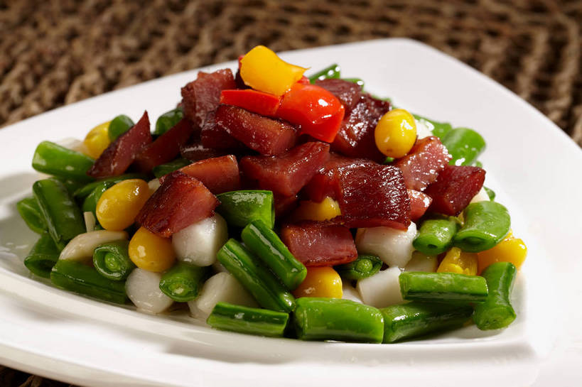 无人,横图,俯视,室内,特写,白天,烹饪,中餐,植物,餐桌,桌子,豆,大豆,辣椒,蔬菜,餐具,一堆,许多,堆叠,堆积,新鲜,碟子,盘,豆类,豆子,莲子,毛豆,肉,料理,食品,很多,猪肉,腊肉,菜肴,美食,肉类,食物,一个,盘子,碟,中式,佳肴,有机食品,绿色食品,单个,餐台,中华料理,堆,肉食,豆科,辣角,红海椒,大椒,辣虎,广椒,豚肉,枝豆,莲米,莲肉,莲实,辣子,黄豆,红辣椒,海椒,番椒,彩图,高角度拍摄,shjb1