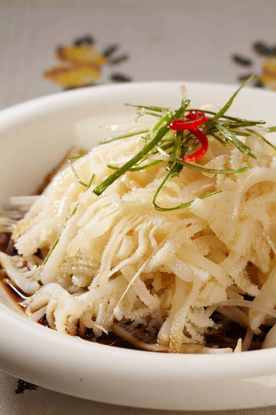 无人,竖图,俯视,室内,特写,白天,烹饪,中餐,餐桌,桌子,辣椒,蔬菜,新鲜,陶瓷,葱,青葱,调料,酱料,酱汁,肉,佐料,牛肉,料理,食品,陶瓷制品,调味品,调味料,酱,冷盘,菜肴,美食,肉类,食物,一个,红色,绿色,白色,容器,碗,中式,冷菜,凉菜,佳肴,有机食品,绿色食品,单个,餐台,中华料理,储藏,储存,毛肚,肉食,百叶,牛百叶,辣角,红海椒,大椒,辣虎,广椒,辣子,红辣椒,海椒,番椒,彩图,高角度拍摄,牛肚,肚尖,牛胃,贮存,shjb1,凉拌牛百叶