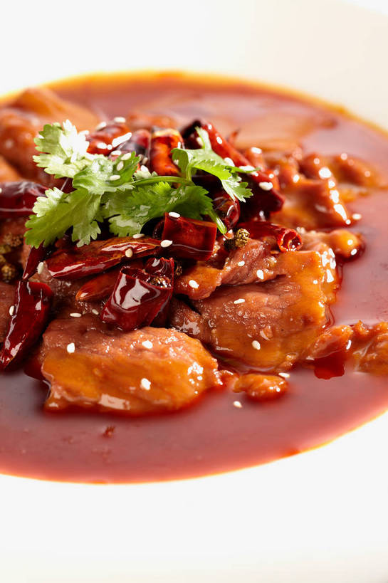 无人,竖图,俯视,室内,特写,白天,烹饪,中餐,辣椒,蔬菜,餐具,叶子,一堆,许多,堆叠,堆积,新鲜,碟子,盘,香菜,调料,酱料,酱汁,肉,芝麻,佐料,牛肉,料理,食品,绿叶,调味品,很多,调味料,酱,水煮牛肉,菜肴,美食,肉类,食物,一个,红色,绿色,白色,盘子,碟,中式,嫩叶,白芝麻,佳肴,有机食品,绿色食品,单个,中华料理,堆,川菜,肉食,辣角,红海椒,大椒,辣虎,广椒,胡菜,香荽,原荽,园荽,芫荽,脂麻,胡麻,白麻,巨胜子,油麻,胡荽,莞荽,芫茜,芫蓿,莚葛草,莚荽菜,四川菜,叶,叶片,辣子,红辣椒,海椒,番椒,彩图,高角度拍摄,shjb1