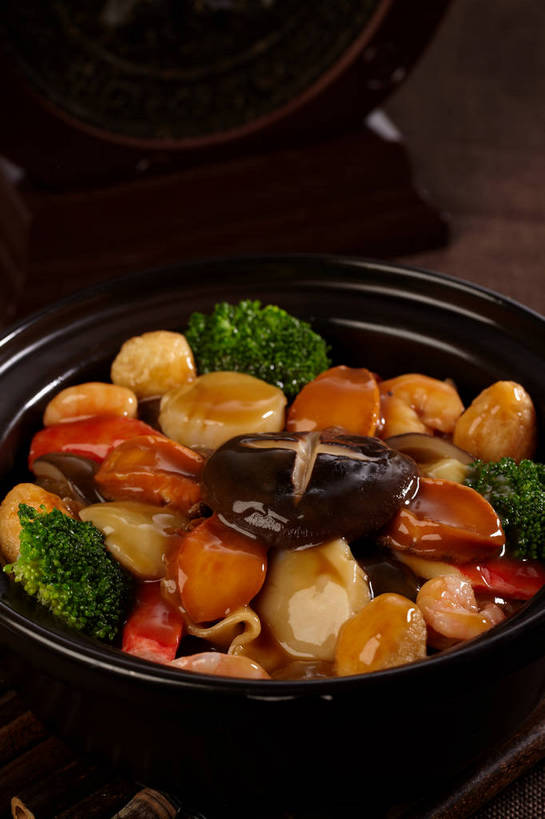 无人,竖图,俯视,室内,特写,白天,烹饪,中餐,餐桌,桌子,萝卜,胡萝卜,辣椒,蔬菜,一堆,许多,堆叠,堆积,新鲜,陶瓷,西兰花,调料,干贝,酱料,酱汁,肉,虾仁,佐料,料理,食品,陶瓷制品,调味品,很多,调味料,酱,菜肴,美食,肉类,食物,一个,容器,碗,中式,佳肴,有机食品,绿色食品,单个,餐台,中华料理,储藏,堆,虾肉,储存,黄萝卜,番萝卜,肉食,辣角,红海椒,大椒,辣虎,广椒,干瑶柱,江珧柱,江瑶柱,马甲柱,蜜丁,瑶柱,玉珧柱,甘蓝花,辣子,红萝卜,红辣椒,海椒,甘荀,番椒,彩图,高角度拍摄,丁香萝卜,胡芦菔金,金笋,绿菜花,绿花菜,青花菜,蔬菜皇冠,贮存,shjb1