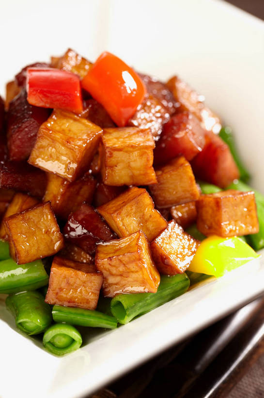 无人,竖图,俯视,室内,特写,白天,烹饪,中餐,植物,餐桌,桌子,豆,辣椒,蔬菜,餐具,一堆,许多,切开,堆叠,堆积,新鲜,碟子,盘,豆类,豆子,茭白,料理,食品,很多,豆角,豇豆,菜肴,美食,肉类,食物,一个,盘子,碟,切,中式,佳肴,有机食品,绿色食品,单个,餐台,中华料理,堆,羊角,黄辣椒,剖面,肉食,彩椒,切面,豆科,辣角,红海椒,大椒,辣虎,广椒,饭豆,线豆,角豆,腰豆,长豆,带豆,江豆,茭瓜,裙带豆,出隧,高笋,菰菜,菰蒋子,菰手,菰首,菰笋,茭粑,茭耳菜,茭首,茭笋,绿节,甜椒,柿子椒,辣子,海椒,番椒,灯笼椒,彩图,高角度拍摄,黄灯笼辣椒,黄帝椒,shjb1