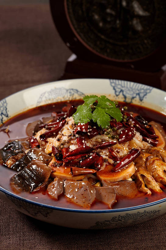 内脏,无人,竖图,俯视,室内,特写,白天,烹饪,中餐,餐桌,桌子,辣椒,蔬菜,叶子,一堆,许多,堆叠,堆积,新鲜,血,陶瓷,香菜,肉,芝麻,料理,食品,绿叶,陶瓷制品,很多,菜肴,美食,肉类,食物,一个,白色,容器,碗,中式,嫩叶,血液,白芝麻,佳肴,有机食品,绿色食品,单个,餐台,中华料理,储藏,堆,储存,川菜,毛血旺,肉食,辣角,红海椒,大椒,辣虎,广椒,胡菜,香荽,原荽,园荽,芫荽,脂麻,胡麻,白麻,巨胜子,油麻,胡荽,莞荽,芫茜,芫蓿,莚葛草,莚荽菜,鸭血,四川菜,叶,叶片,辣子,红辣椒,海椒,番椒,彩图,高角度拍摄,贮存,鸭胗,鸭肫,鸭肫肝,shjb1