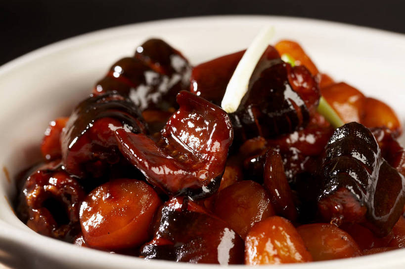 海鲜,鳗鱼,无人,横图,俯视,室内,特写,白天,烹饪,中餐,餐桌,桌子,鳗鲡,蔬菜,西红柿,小番茄,切开,新鲜,鱼,陶瓷,葱,青葱,调料,红烧,酱料,酱汁,肉,鱼肉,佐料,料理,食品,陶瓷制品,调味品,调味料,水产,酱,菜肴,美食,肉类,鱼类,海洋生物,食物,一个,白色,容器,碗,切,中式,佳肴,有机食品,绿色食品,单个,餐台,中华料理,储藏,储存,水生动物,红烧鱼,海产品,水生物,剖面,肉食,海底动物,切面,红烧菜,小西红柿,樱桃小番茄,珍珠小番茄,樱桃番茄,圣女果,番茄,彩图,高角度拍摄,贮存,shjb1,红烧鳗,红烧鳗鱼