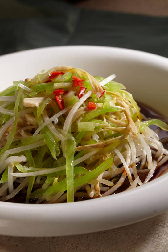 无人,竖图,俯视,室内,特写,白天,烹饪,中餐,餐桌,桌子,辣椒,蔬菜,阴影,新鲜,反射,影子,陶瓷,豆芽,黄豆芽,莴苣,莴笋,调料,酱料,酱汁,佐料,料理,食品,陶瓷制品,调味品,调味料,酱,冷盘,菜肴,美食,食物,一个,红色,绿色,容器,碗,中式,冷菜,凉菜,佳肴,有机食品,绿色食品,单个,餐台,中华料理,储藏,储存,豆芽菜,辣角,红海椒,大椒,辣虎,广椒,芽苗菜,香笋,千金菜,辣子,红辣椒,海椒,番椒,彩图,高角度拍摄,贮存,shjb1,凉拌豆芽,凉拌黄豆芽