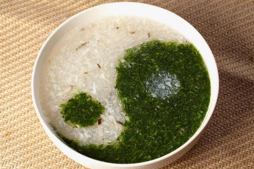 豆腐,无人,横图,俯视,室内,特写,白天,烹饪,中餐,餐桌,桌子,菠菜,蔬菜,新鲜,陶瓷,浓汤,汤,料理,食品,陶瓷制品,羹,菜肴,美食,食物,一个,绿色,白色,容器,碗,中式,佳肴,有机食品,绿色食品,单个,餐台,中华料理,储藏,豆制品,储存,鹦鹉菜,鼠根菜,角菜,红嘴绿鹦哥,赤根菜,菠薐菜,波斯草,彩图,高角度拍摄,贮存,shjb1,素太极羹,太极羹