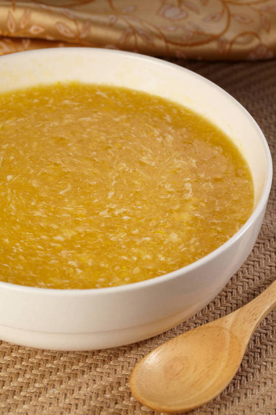 无人,竖图,俯视,室内,特写,白天,烹饪,中餐,餐桌,桌子,木制,勺子,陶瓷,浓汤,汤,料理,食品,陶瓷制品,羹,菜肴,美食,食物,两个,黄色,餐巾,木制品,容器,调羹,汤匙,碗,中式,佳肴,餐台,中华料理,储藏,储存,保洁方巾,口布,彩图,高角度拍摄,贮存,shjb1