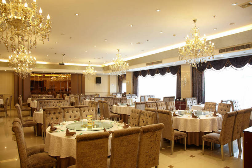 无人,餐厅,横图,室内,白天,正面,时尚,绘画,植物,餐桌,窗户,窗帘,筷子,天花板,装修,桌子,建筑,杯子,餐具,椅子,照明,许多,吊挂,悬挂,艺术,装饰,环绕,围绕,瓷砖,地砖,碟子,高脚杯,盘,盆栽,陶瓷,木椅,墙,灯光,盆景,陶瓷制品,红酒杯,水晶,地面,很多,古典,挂,环抱,文化,建设,装潢,传统,吊灯,水晶灯,玻璃窗,墙壁,墙面,玻璃制品,灯,排列,绿色,自然,帘子,盘子,餐巾,酒杯,容器,工艺品,灯具,碟,室内装潢,碗,品味,中式,遮阳,圆桌,生长,成长,餐台,储藏,礼节,华丽,修饰,样板房,明亮,照亮,美术,点缀,高雅,舒适,家居装潢,葡萄酒杯,照明设备,储存,高贵,挂画,礼仪,水晶吊灯,房屋设计,室内设计,宽敞,样板房装潢,美学,衬托,美观,雅致,雅观,水晶制品,富丽,摆列,萦绕,华美,保洁方巾,口布,设计,玻璃杯,进餐用具,装饰画,彩图,餐馆,饭店,饭馆,旋转餐桌,宴会桌,水晶石,布列,分列,贮存,shjb1