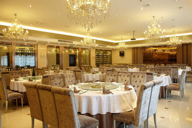 无人,餐厅,横图,室内,白天,正面,时尚,绘画,餐桌,筷子,天花板,装修,桌子,建筑,杯子,餐具,椅子,照明,许多,吊挂,悬挂,艺术,装饰,环绕,围绕,瓷砖,地砖,碟子,高脚杯,盘,陶瓷,木椅,墙,灯光,陶瓷制品,红酒杯,水晶,地面,很多,古典,挂,环抱,文化,建设,装潢,传统,吊灯,水晶灯,墙壁,墙面,玻璃制品,灯,排列,盘子,餐巾,酒杯,容器,工艺品,灯具,碟,室内装潢,碗,品味,中式,圆桌,餐台,储藏,礼节,华丽,样板房,明亮,照亮,美术,高雅,舒适,家居装潢,葡萄酒杯,照明设备,储存,高贵,挂画,礼仪,水晶吊灯,房屋设计,室内设计,宽敞,样板房装潢,美学,水晶制品,富丽,摆列,萦绕,华美,保洁方巾,口布,设计,玻璃杯,进餐用具,装饰画,彩图,餐馆,饭店,饭馆,旋转餐桌,宴会桌,水晶石,布列,分列,贮存,shjb1