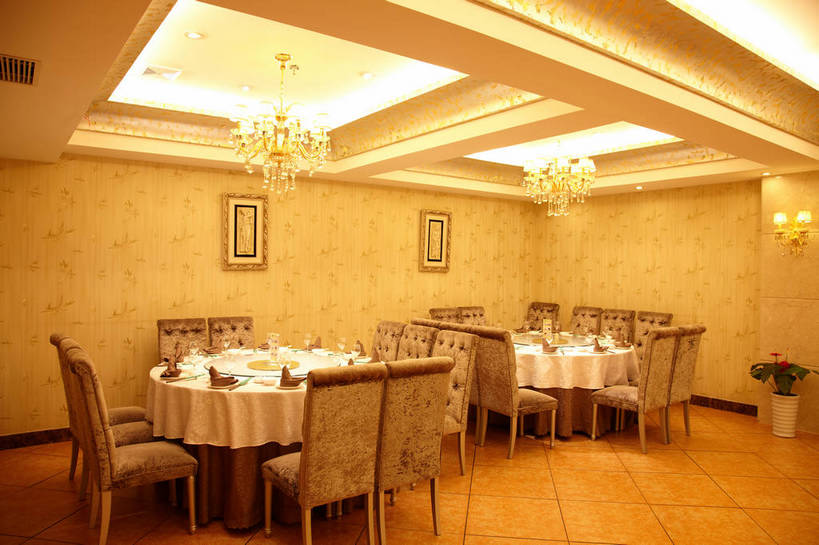 无人,餐厅,横图,室内,白天,正面,时尚,绘画,植物,餐桌,筷子,天花板,装修,桌子,建筑,杯子,餐具,椅子,照明,许多,吊挂,悬挂,艺术,装饰,环绕,围绕,瓷砖,地砖,碟子,高脚杯,盘,盆栽,陶瓷,木椅,墙,灯光,盆景,陶瓷制品,红酒杯,水晶,地面,很多,古典,挂,环抱,文化,建设,装潢,传统,吊灯,水晶灯,墙壁,墙面,玻璃制品,灯,排列,绿色,自然,盘子,餐巾,酒杯,容器,工艺品,灯具,碟,室内装潢,碗,品味,中式,圆桌,生长,成长,餐台,储藏,礼节,华丽,样板房,明亮,照亮,美术,高雅,舒适,家居装潢,葡萄酒杯,照明设备,储存,高贵,挂画,礼仪,水晶吊灯,房屋设计,室内设计,宽敞,样板房装潢,美学,水晶制品,富丽,摆列,萦绕,华美,保洁方巾,口布,设计,玻璃杯,进餐用具,装饰画,彩图,餐馆,饭店,饭馆,旋转餐桌,宴会桌,水晶石,布列,分列,贮存,shjb1