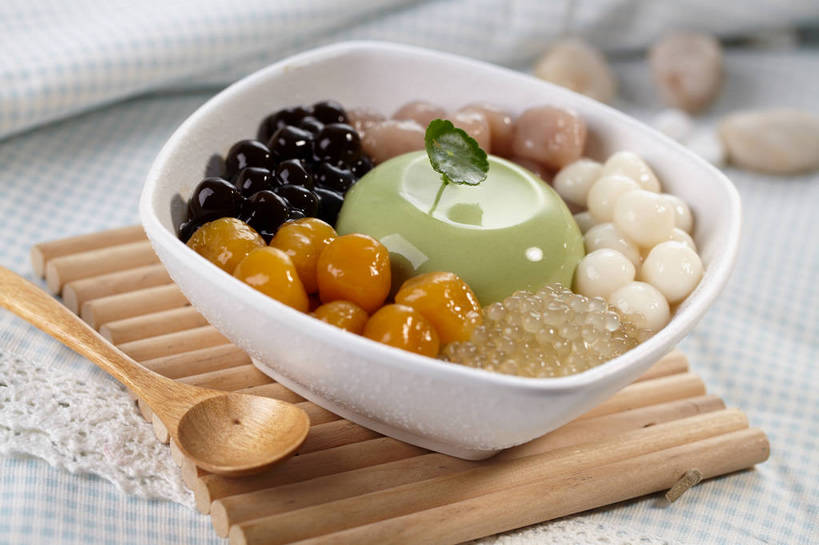 点心,无人,横图,俯视,室内,特写,白天,餐桌,桌子,叶子,一堆,许多,堆叠,堆积,朦胧,模糊,木制,勺子,陶瓷,调料,酱料,酱汁,佐料,食品,布丁,甜点,甜品,绿叶,杯垫,陶瓷制品,调味品,丸子,很多,调味料,酱,食物,两个,木制品,容器,垫子,调羹,汤匙,碗,果冻,甜食,零食,嫩叶,餐台,储藏,堆,储存,西米露,啫喱,甜羹,甜汤,西谷米,叶,叶片,彩图,高角度拍摄,贮存,shjb1,糖水